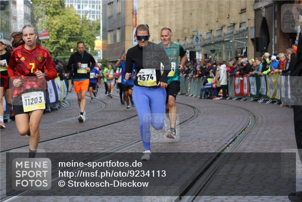 05.10.2025 - 20. swb-Marathon Bremen Strokosch-Dieckow http://msf.ph/oto/9234113 05.10.2025 10:54:15 Ziel 9402, 9574, 9900, 9935, 10234, 10402, 10533, 10915, 11040, 11203, 11449 meine-sportfotos.de
