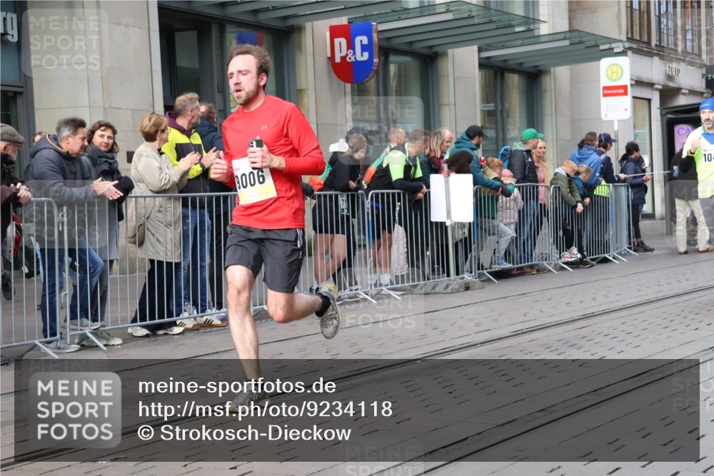 05.10.2025 - 20. swb-Marathon Bremen Strokosch-Dieckow http://msf.ph/oto/9234118 05.10.2025 10:42:55 Ziel 9006, 9302, 9558, 9967, 10474, 10541, 10553, 10961, 10979, 11304, 11476, 9006, 9302, 9558, 9967, 10474, 10541, 10553, 10961, 10979, 11304, 11476 meine-sportfotos.de