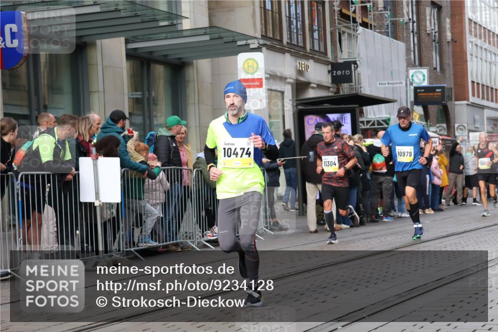 05.10.2025 - 20. swb-Marathon Bremen Strokosch-Dieckow http://msf.ph/oto/9234128 05.10.2025 10:42:56 Ziel 9006, 9302, 9558, 9967, 10474, 10541, 10553, 10961, 10979, 11304, 11476, 9006, 9302, 9558, 9967, 10474, 10541, 10553, 10961, 10979, 11304, 11476 meine-sportfotos.de