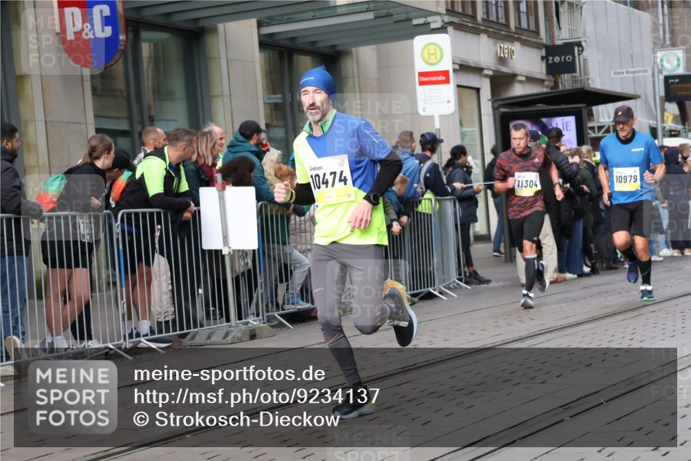 05.10.2025 - 20. swb-Marathon Bremen Strokosch-Dieckow http://msf.ph/oto/9234137 05.10.2025 10:42:56 Ziel 9006, 9302, 9558, 9967, 10474, 10541, 10553, 10961, 10979, 11304, 11476, 9006, 9302, 9558, 9967, 10474, 10541, 10553, 10961, 10979, 11304, 11476 meine-sportfotos.de