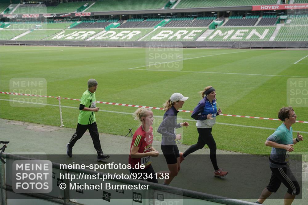 05.10.2025 - 20. swb-Marathon Bremen Michael Burmester http://msf.ph/oto/9234138 05.10.2025 10:31:48 Laufen im Stadion 7193, 7251, 8118, 8888, 9004, 9172, 9196, 9226, 9252, 9256, 9267, 9287, 9337, 9415, 9427, 9431, 9449, 9457, 9506, 9581, 9584, 9715, 9742, 9791, 9807, 9852, 9871, 9903, 9934, 10014, 10016, 10019, 10020, 10029, 10038, 10057, 10064, 10075, 10128, 10163, 10199, 10206, 10222, 10226, 10240, 10242, 10262, 10279, 10296, 10310, 10321, 10327, 10335, 10356, 10369, 10438, 10468, 10537, 10543, 10609, 10616, 10636, 10638, 10655, 10662, 10668, 10669, 10698, 10719, 10743, 10785 meine-sportfotos.de
