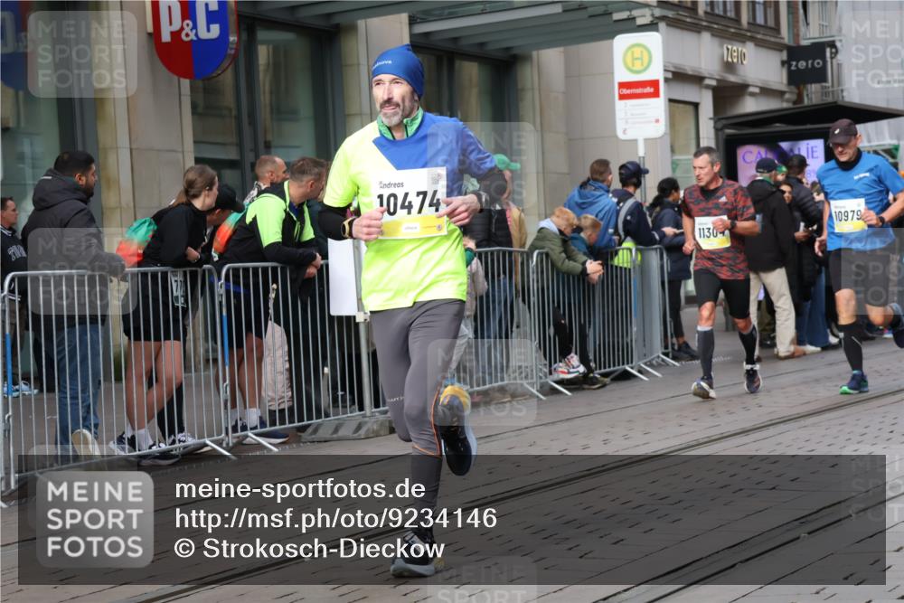 05.10.2025 - 20. swb-Marathon Bremen Strokosch-Dieckow http://msf.ph/oto/9234146 05.10.2025 10:42:56 Ziel 9006, 9302, 9558, 9967, 10474, 10541, 10553, 10961, 10979, 11304, 11476, 9006, 9302, 9558, 9967, 10474, 10541, 10553, 10961, 10979, 11304, 11476 meine-sportfotos.de