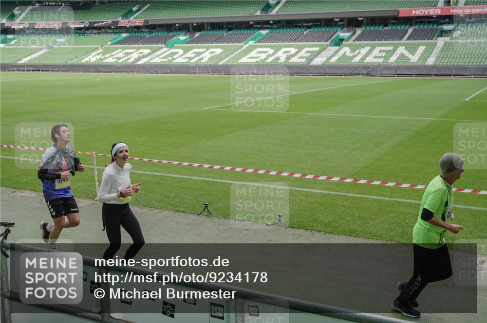 05.10.2025 - 20. swb-Marathon Bremen Michael Burmester http://msf.ph/oto/9234178 05.10.2025 10:31:50 Laufen im Stadion 7193, 7251, 8118, 8888, 9004, 9172, 9196, 9226, 9252, 9256, 9267, 9287, 9337, 9415, 9427, 9431, 9457, 9506, 9581, 9584, 9621, 9701, 9742, 9791, 9807, 9852, 9871, 9903, 10014, 10016, 10019, 10020, 10029, 10038, 10057, 10064, 10075, 10128, 10163, 10199, 10206, 10222, 10226, 10240, 10242, 10262, 10279, 10296, 10310, 10321, 10327, 10335, 10356, 10369, 10438, 10468, 10537, 10543, 10609, 10616, 10636, 10638, 10655, 10662, 10668, 10669, 10698, 10719, 10743, 10785 meine-sportfotos.de