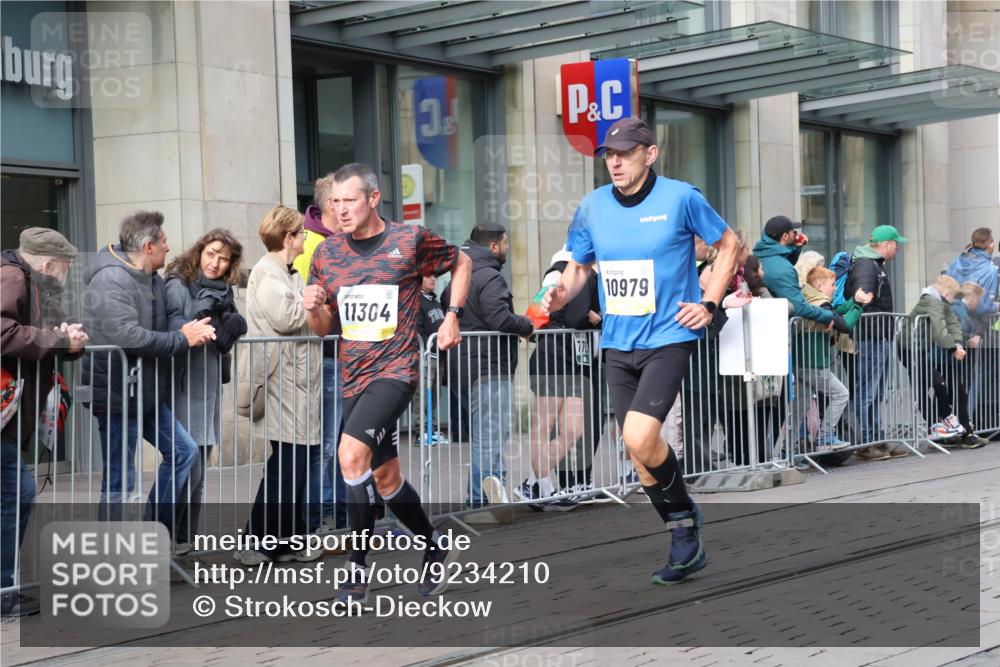 05.10.2025 - 20. swb-Marathon Bremen Strokosch-Dieckow http://msf.ph/oto/9234210 05.10.2025 10:42:59 Ziel 9006, 9967, 10474, 10541, 10553, 10979, 11304, 11476, 9006, 9967, 10474, 10541, 10553, 10979, 11304, 11476 meine-sportfotos.de