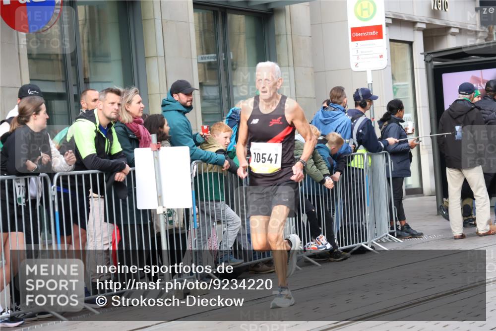 05.10.2025 - 20. swb-Marathon Bremen Strokosch-Dieckow http://msf.ph/oto/9234220 05.10.2025 10:43:00 Ziel 9006, 9967, 10474, 10541, 10553, 10979, 11304, 9006, 9967, 10474, 10541, 10553, 10979, 11304 meine-sportfotos.de