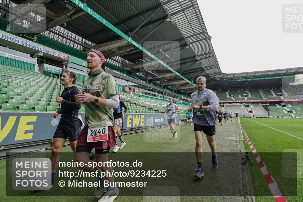 05.10.2025 - 20. swb-Marathon Bremen Michael Burmester http://msf.ph/oto/9234225 05.10.2025 12:57:50 Laufen im Stadion 237, 246, 305, 415, 613, 820, 833, 846, 1317, 1382, 1491, 2158, 2166, 2234, 2240, 2304, 2522, 2648, 2662, 2893, 3396, 3591, 3798, 3813, 3969, 3977, 4089, 4102, 4287, 4389, 4401, 4446, 4496, 4747, 4821, 5100, 5149, 5163, 5313, 5503, 5562, 5645, 5664, 5728, 6161, 6267, 6317, 6326, 6372, 6486, 6525, 6534, 6535, 6768, 6999, 7053, 7371, 7588, 7731, 7911, 7940, 8023, 8091, 8113, 8128, 8576, 8801, 8827, 8903, 8964, 8993, 9151, 9983, 11658, 31, 246, 299, 479, 1595, 1627 meine-sportfotos.de