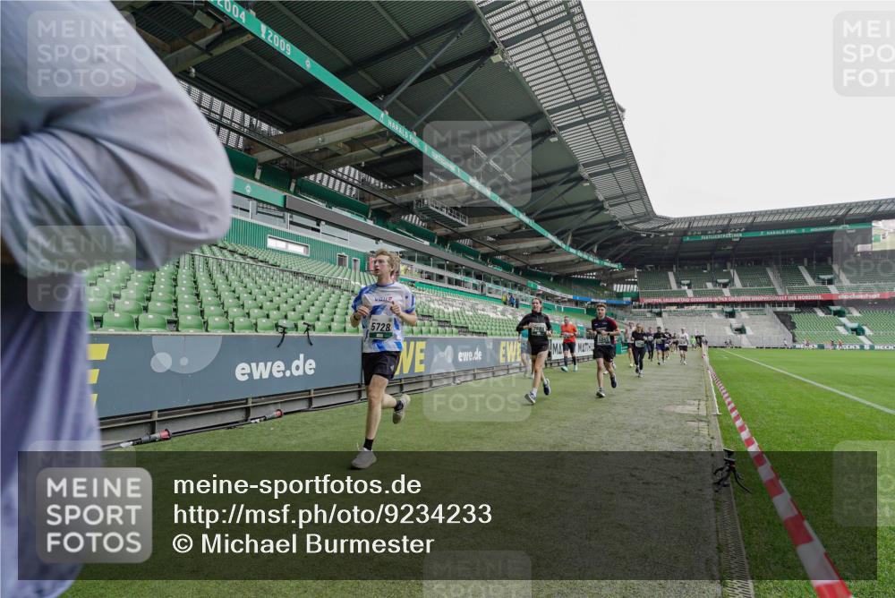 05.10.2025 - 20. swb-Marathon Bremen Michael Burmester http://msf.ph/oto/9234233 05.10.2025 12:57:51 Laufen im Stadion 237, 305, 415, 613, 820, 833, 846, 1317, 1382, 1491, 2158, 2166, 2234, 2240, 2304, 2522, 2648, 2662, 2893, 3396, 3591, 3798, 3813, 3969, 3977, 4089, 4102, 4287, 4389, 4401, 4446, 4496, 4747, 4821, 5100, 5149, 5163, 5313, 5503, 5562, 5645, 5664, 5728, 6161, 6267, 6317, 6326, 6372, 6486, 6525, 6534, 6535, 6768, 6999, 7053, 7371, 7588, 7731, 7911, 7940, 8023, 8091, 8113, 8128, 8576, 8801, 8827, 8903, 8964, 8993, 9151, 9983, 11658, 31, 246, 299, 305, 479, 1595, 1627 meine-sportfotos.de
