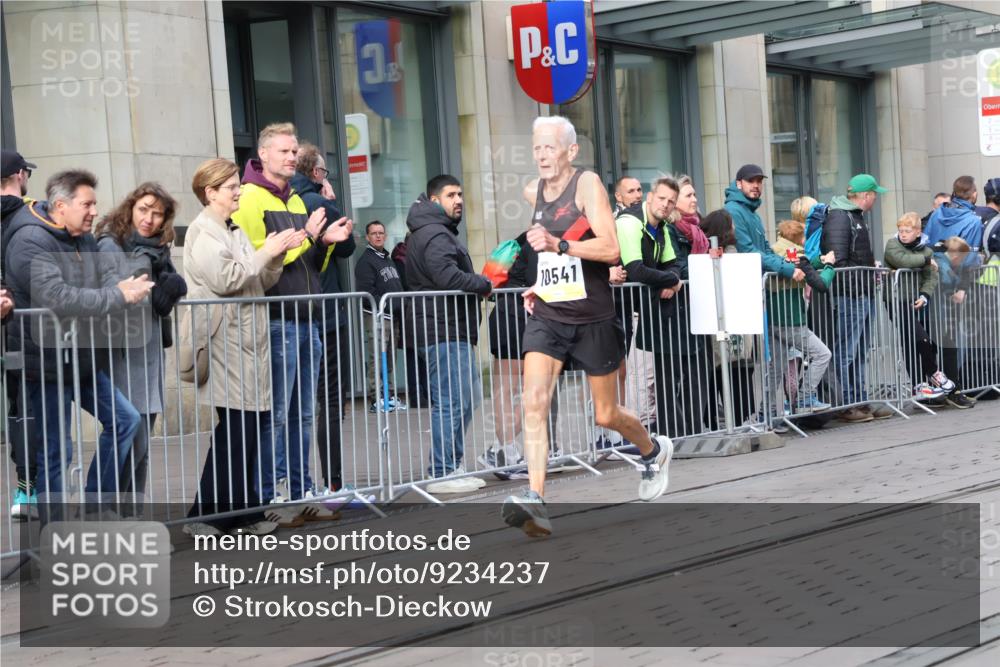05.10.2025 - 20. swb-Marathon Bremen Strokosch-Dieckow http://msf.ph/oto/9234237 05.10.2025 10:43:01 Ziel 9545, 9967, 10474, 10541, 10979, 11304, 9545, 9967, 10474, 10541, 10979, 11304 meine-sportfotos.de