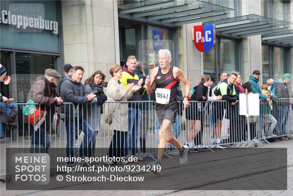 05.10.2025 - 20. swb-Marathon Bremen Strokosch-Dieckow http://msf.ph/oto/9234249 05.10.2025 10:43:01 Ziel 9545, 9967, 10474, 10541, 10979, 11304, 9545, 9967, 10474, 10541, 10979, 11304 meine-sportfotos.de