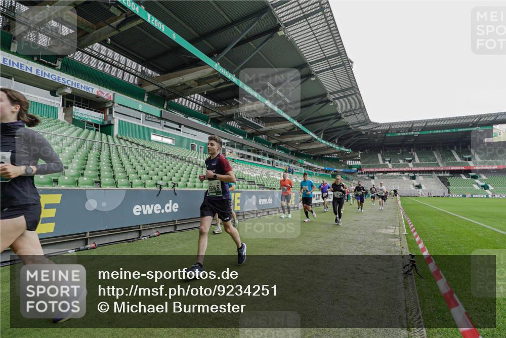 05.10.2025 - 20. swb-Marathon Bremen Michael Burmester http://msf.ph/oto/9234251 05.10.2025 12:57:53 Laufen im Stadion 237, 415, 613, 820, 833, 846, 963, 1317, 1382, 1491, 2158, 2234, 2240, 2304, 2522, 2648, 2662, 2893, 3373, 3396, 3591, 3798, 3969, 3977, 4089, 4102, 4287, 4389, 4401, 4446, 4496, 4747, 4821, 5100, 5149, 5163, 5313, 5562, 5645, 5728, 5917, 6161, 6267, 6317, 6326, 6372, 6486, 6525, 6534, 6535, 6768, 6999, 7053, 7371, 7588, 7731, 7911, 7940, 8023, 8091, 8113, 8128, 8328, 8576, 8801, 8827, 8903, 8964, 8993, 9151, 9983, 11658, 31, 246, 299, 305, 479, 833, 1595, 1627 meine-sportfotos.de