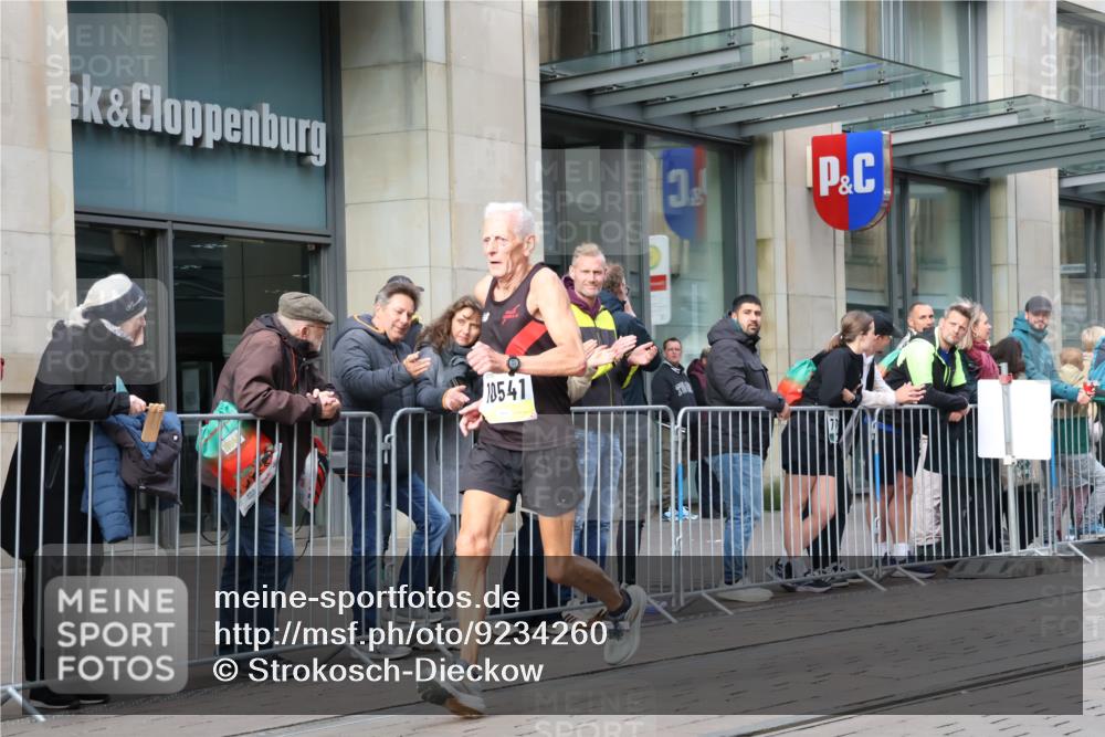 05.10.2025 - 20. swb-Marathon Bremen Strokosch-Dieckow http://msf.ph/oto/9234260 05.10.2025 10:43:02 Ziel 9545, 9967, 10474, 10541, 10979, 11304, 9545, 9967, 10474, 10541, 10979, 11304 meine-sportfotos.de