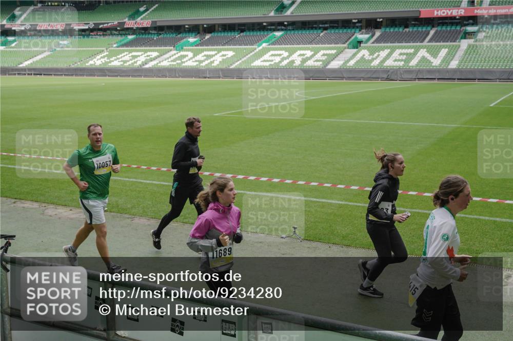 05.10.2025 - 20. swb-Marathon Bremen Michael Burmester http://msf.ph/oto/9234280 05.10.2025 10:31:53 Laufen im Stadion 7193, 7251, 8118, 8888, 9004, 9172, 9196, 9226, 9252, 9256, 9287, 9337, 9415, 9427, 9431, 9457, 9506, 9581, 9621, 9701, 9791, 9807, 9852, 9871, 9903, 9956, 10014, 10019, 10020, 10029, 10038, 10057, 10064, 10075, 10128, 10163, 10199, 10206, 10222, 10226, 10240, 10242, 10262, 10279, 10296, 10310, 10321, 10327, 10335, 10369, 10438, 10468, 10537, 10543, 10609, 10616, 10636, 10638, 10655, 10662, 10668, 10669, 10698, 10719, 10743, 10785, 9267 meine-sportfotos.de