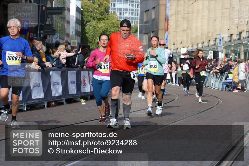 05.10.2025 - 20. swb-Marathon Bremen Strokosch-Dieckow http://msf.ph/oto/9234288 05.10.2025 10:54:26 Ziel 9367, 9392, 9407, 9633, 10032, 10097, 10178, 10810, 11040, 11045, 11089, 11271 meine-sportfotos.de