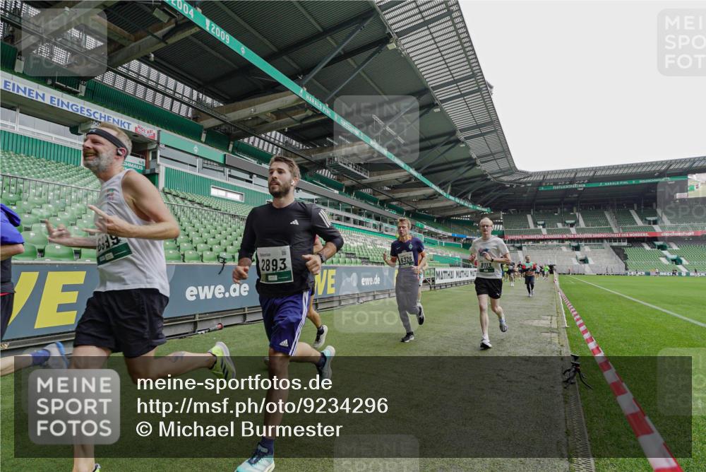 05.10.2025 - 20. swb-Marathon Bremen Michael Burmester http://msf.ph/oto/9234296 05.10.2025 12:57:58 Laufen im Stadion 90, 237, 415, 613, 820, 846, 963, 1317, 1491, 2158, 2234, 2240, 2304, 2522, 2648, 2662, 2821, 2893, 3373, 3396, 3573, 3591, 3602, 3798, 3969, 3977, 4089, 4102, 4287, 4389, 4401, 4446, 4496, 4709, 4747, 4821, 5100, 5149, 5163, 5313, 5562, 5645, 5728, 5917, 6161, 6317, 6326, 6372, 6486, 6525, 6534, 6535, 6676, 6999, 7053, 7371, 7588, 7731, 7813, 7911, 7940, 8023, 8091, 8113, 8128, 8328, 8576, 8801, 8827, 8964, 8993, 9151, 9983, 11658, 246, 305, 833, 1382 meine-sportfotos.de