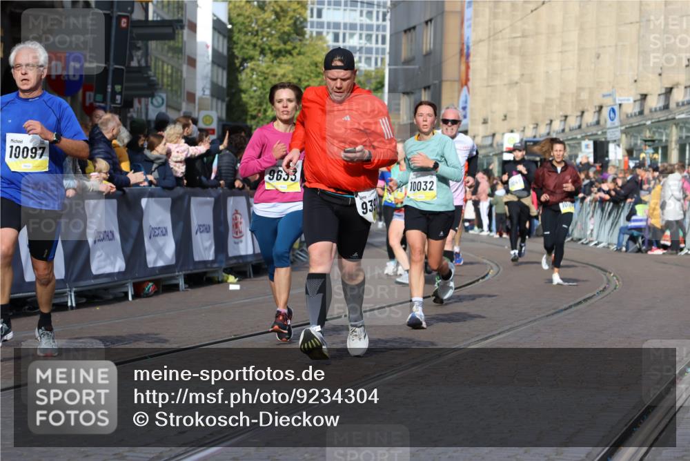 05.10.2025 - 20. swb-Marathon Bremen Strokosch-Dieckow http://msf.ph/oto/9234304 05.10.2025 10:54:26 Ziel 9367, 9392, 9407, 9633, 10032, 10097, 10178, 10810, 11040, 11045, 11089, 11271 meine-sportfotos.de