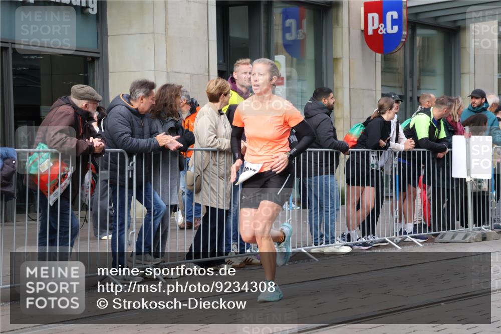 05.10.2025 - 20. swb-Marathon Bremen Strokosch-Dieckow http://msf.ph/oto/9234308 05.10.2025 10:43:09 Ziel 9545, 9967, 10304, 9545, 9967, 10304 meine-sportfotos.de