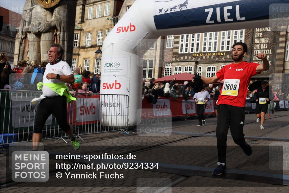 05.10.2025 - 20. swb-Marathon Bremen Yannick Fuchs http://msf.ph/oto/9234334 05.10.2025 11:04:08 Ziel 9379, 9398, 10205, 10265, 10271, 10551, 11183, 11609 meine-sportfotos.de