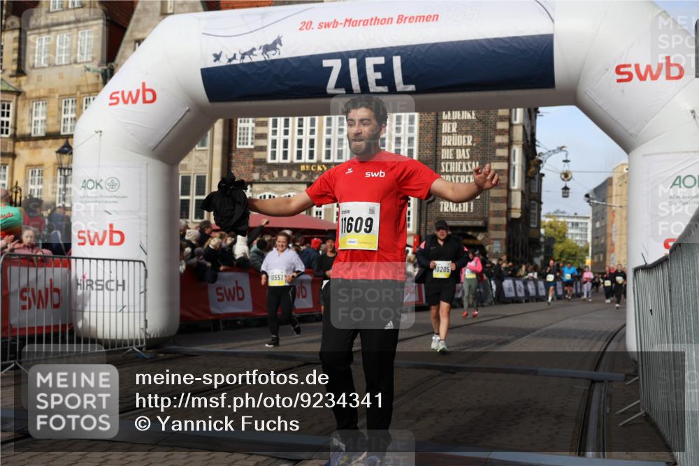 05.10.2025 - 20. swb-Marathon Bremen Yannick Fuchs http://msf.ph/oto/9234341 05.10.2025 11:04:08 Ziel 9379, 9398, 10205, 10265, 10271, 10551, 11183, 11609 meine-sportfotos.de