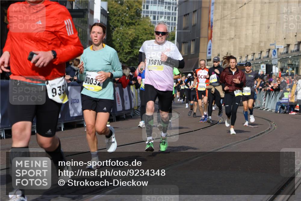 05.10.2025 - 20. swb-Marathon Bremen Strokosch-Dieckow http://msf.ph/oto/9234348 05.10.2025 10:54:28 Ziel 9367, 9392, 9633, 10032, 10097, 10178, 10296, 10768, 10810, 11045, 11089, 11271 meine-sportfotos.de