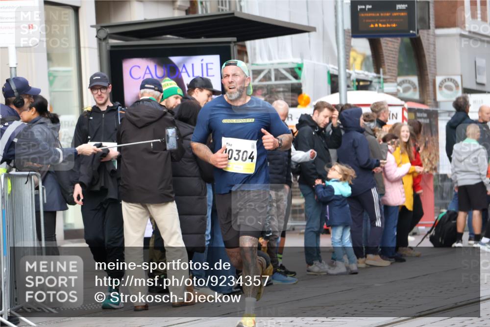 05.10.2025 - 20. swb-Marathon Bremen Strokosch-Dieckow http://msf.ph/oto/9234357 05.10.2025 10:43:20 Ziel 9270, 9545, 10304, 10559, 9270, 9545, 10304, 10559 meine-sportfotos.de