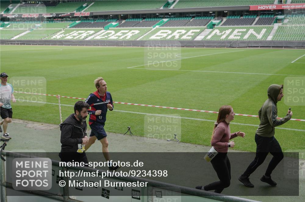 05.10.2025 - 20. swb-Marathon Bremen Michael Burmester http://msf.ph/oto/9234398 05.10.2025 10:31:57 Laufen im Stadion 7193, 7251, 8118, 8888, 9004, 9172, 9196, 9226, 9252, 9256, 9287, 9337, 9415, 9427, 9457, 9506, 9581, 9621, 9701, 9776, 9807, 9871, 9903, 9956, 10014, 10019, 10020, 10029, 10038, 10057, 10064, 10075, 10128, 10199, 10206, 10222, 10226, 10240, 10242, 10262, 10279, 10296, 10310, 10327, 10335, 10369, 10438, 10468, 10537, 10543, 10609, 10616, 10655, 10662, 10668, 10669, 10698, 10719, 10743, 10785, 9267, 9287, 9337, 9431 meine-sportfotos.de