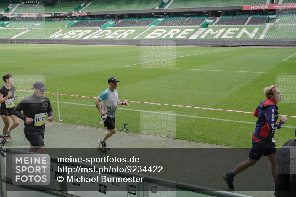 05.10.2025 - 20. swb-Marathon Bremen Michael Burmester http://msf.ph/oto/9234422 05.10.2025 10:31:58 Laufen im Stadion 7193, 7251, 8118, 8326, 8333, 8888, 9004, 9172, 9196, 9226, 9252, 9256, 9415, 9427, 9457, 9506, 9581, 9621, 9701, 9776, 9807, 9871, 9903, 9956, 10014, 10019, 10020, 10029, 10038, 10057, 10064, 10075, 10128, 10206, 10222, 10226, 10242, 10262, 10279, 10296, 10310, 10327, 10335, 10369, 10438, 10468, 10543, 10609, 10616, 10655, 10662, 10668, 10669, 10698, 10719, 10743, 10785, 9267, 9287, 9337, 9431 meine-sportfotos.de