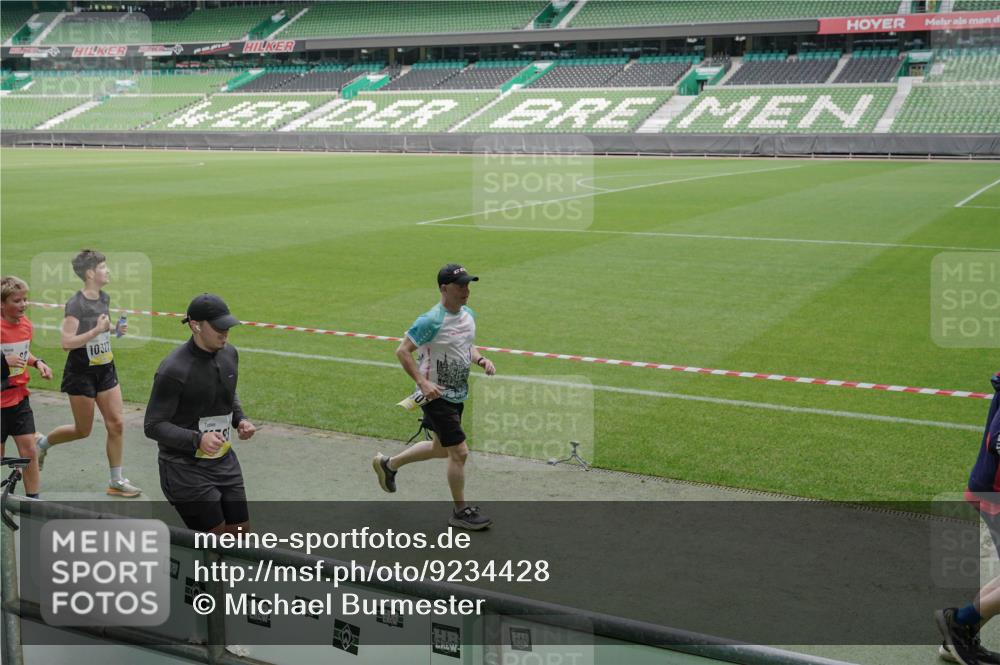 05.10.2025 - 20. swb-Marathon Bremen Michael Burmester http://msf.ph/oto/9234428 05.10.2025 10:31:58 Laufen im Stadion 7193, 7251, 8118, 8326, 8333, 8888, 9004, 9172, 9196, 9226, 9252, 9256, 9415, 9427, 9457, 9506, 9581, 9621, 9701, 9776, 9807, 9871, 9903, 9956, 10014, 10019, 10020, 10029, 10038, 10057, 10064, 10075, 10128, 10206, 10222, 10226, 10242, 10262, 10279, 10296, 10310, 10327, 10335, 10369, 10438, 10468, 10543, 10609, 10616, 10655, 10662, 10668, 10669, 10698, 10719, 10743, 10785, 9267, 9287, 9337, 9431 meine-sportfotos.de