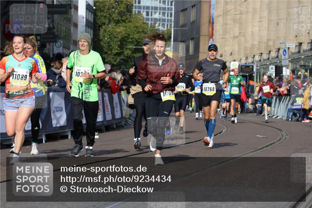 05.10.2025 - 20. swb-Marathon Bremen Strokosch-Dieckow http://msf.ph/oto/9234434 05.10.2025 10:54:31 Ziel 9367, 9392, 9633, 10032, 10174, 10178, 10296, 10768, 10810, 11045, 11089, 11321, 11694 meine-sportfotos.de