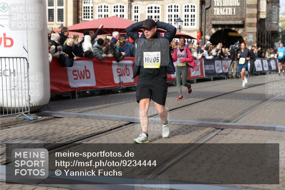 05.10.2025 - 20. swb-Marathon Bremen Yannick Fuchs http://msf.ph/oto/9234444 05.10.2025 11:04:11 Ziel 7123, 9275, 9398, 10205, 10551, 11183, 11609, 11611 meine-sportfotos.de