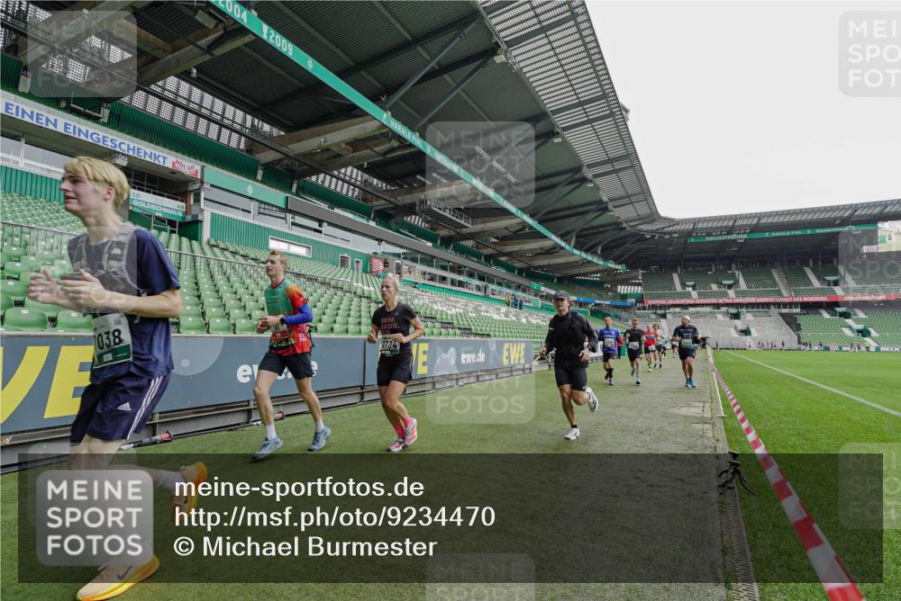 05.10.2025 - 20. swb-Marathon Bremen Michael Burmester http://msf.ph/oto/9234470 05.10.2025 12:58:22 Laufen im Stadion 90, 415, 726, 846, 963, 988, 1503, 1619, 1716, 2158, 2234, 2240, 2648, 2662, 2734, 2821, 2893, 2922, 3252, 3254, 3373, 3467, 3573, 3602, 3615, 4102, 4287, 4389, 4401, 4446, 4522, 4709, 4747, 4783, 5163, 5214, 5261, 5313, 5562, 5645, 5728, 5878, 5917, 6113, 6161, 6317, 6326, 6372, 6525, 6672, 6675, 6676, 6944, 6999, 7038, 7053, 7588, 7731, 7813, 7976, 8091, 8113, 8328, 8379, 8576, 8827, 8972, 9112, 9151, 820, 1317, 1491, 2304, 3396, 3591, 3977, 7731, 7911, 8128 meine-sportfotos.de