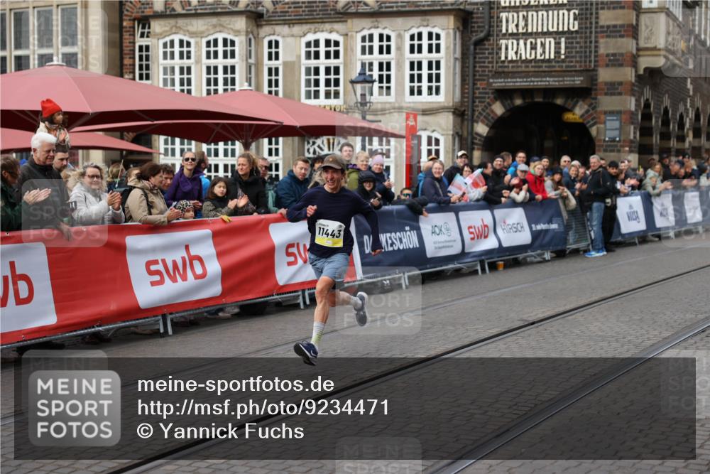 05.10.2025 - 20. swb-Marathon Bremen Yannick Fuchs http://msf.ph/oto/9234471 05.10.2025 10:35:17 Ziel 10476, 11443 meine-sportfotos.de
