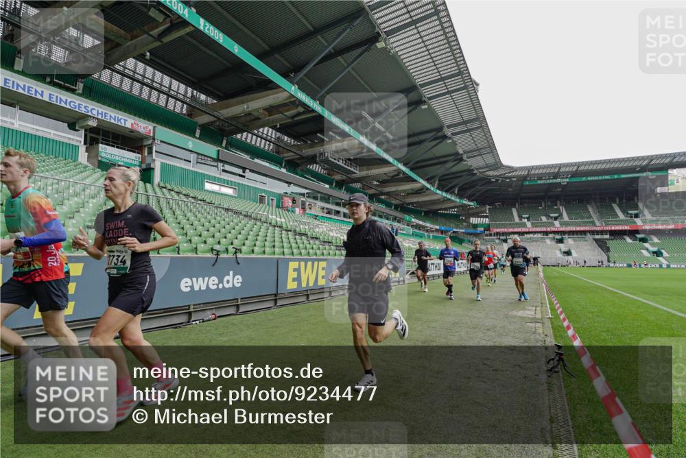 05.10.2025 - 20. swb-Marathon Bremen Michael Burmester http://msf.ph/oto/9234477 05.10.2025 12:58:23 Laufen im Stadion 90, 415, 726, 846, 963, 988, 1503, 1619, 1716, 2158, 2234, 2240, 2648, 2662, 2734, 2821, 2893, 2922, 3252, 3254, 3373, 3467, 3573, 3602, 3615, 4102, 4287, 4389, 4401, 4446, 4522, 4709, 4747, 4783, 5163, 5214, 5261, 5313, 5562, 5645, 5728, 5878, 5917, 6113, 6161, 6317, 6326, 6372, 6525, 6672, 6675, 6676, 6944, 6999, 7038, 7053, 7588, 7813, 7976, 8091, 8113, 8328, 8379, 8576, 8827, 8972, 9112, 9151, 820, 1317, 1491, 2304, 3396, 3977, 7731, 7911, 8128 meine-sportfotos.de