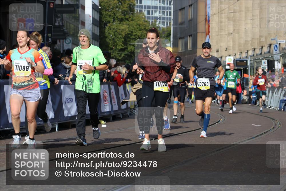 05.10.2025 - 20. swb-Marathon Bremen Strokosch-Dieckow http://msf.ph/oto/9234478 05.10.2025 10:54:31 Ziel 9367, 9392, 9633, 10032, 10174, 10178, 10296, 10768, 10810, 11045, 11089, 11321, 11694 meine-sportfotos.de