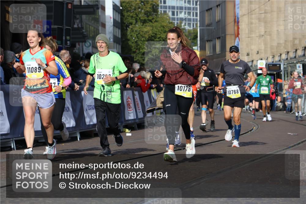 05.10.2025 - 20. swb-Marathon Bremen Strokosch-Dieckow http://msf.ph/oto/9234494 05.10.2025 10:54:31 Ziel 9367, 9392, 9633, 10032, 10174, 10178, 10296, 10768, 10810, 11045, 11089, 11321, 11694 meine-sportfotos.de