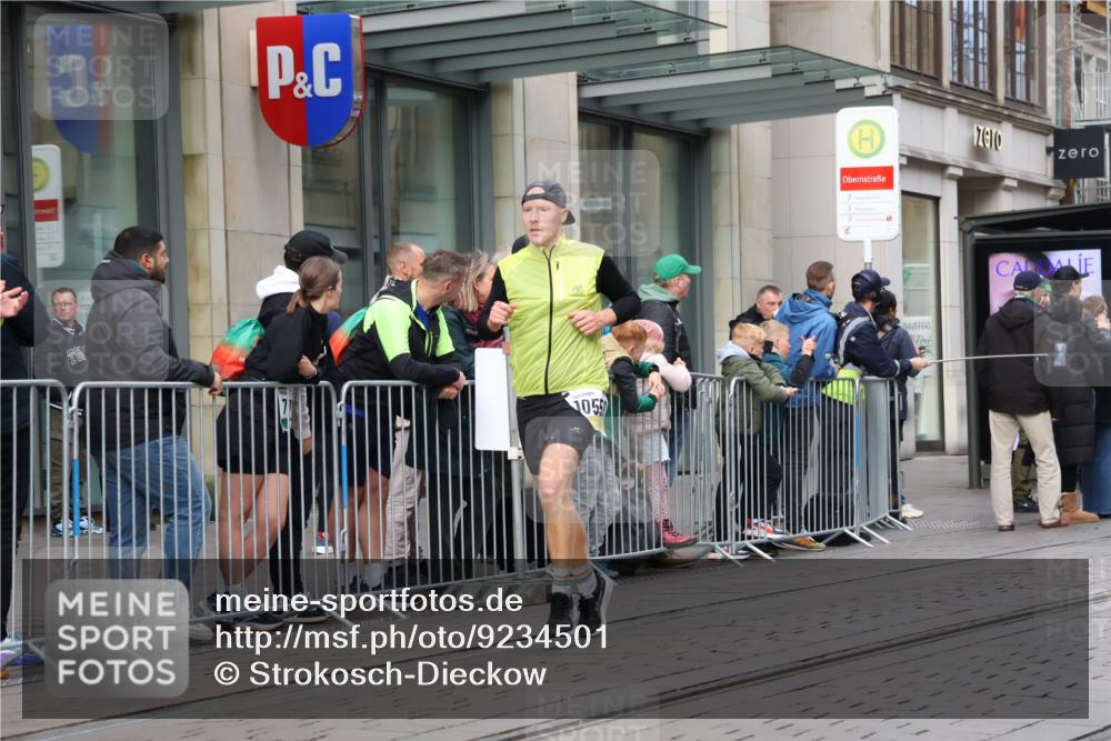 05.10.2025 - 20. swb-Marathon Bremen Strokosch-Dieckow http://msf.ph/oto/9234501 05.10.2025 10:43:32 Ziel 9170, 9270, 9865, 10559, 10652, 10780, 11256, 11316, 11503, 11683, 9170, 9270, 9865, 10559, 10652, 10780, 11256, 11316, 11503, 11683 meine-sportfotos.de