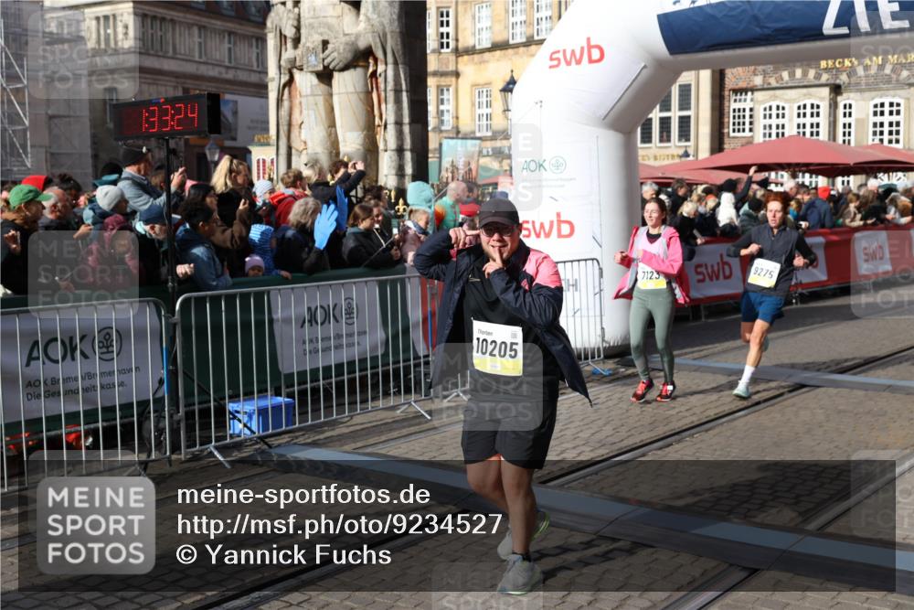 05.10.2025 - 20. swb-Marathon Bremen Yannick Fuchs http://msf.ph/oto/9234527 05.10.2025 11:04:13 Ziel 7123, 7789, 9275, 9398, 10205, 10551, 11183, 11609, 11611 meine-sportfotos.de