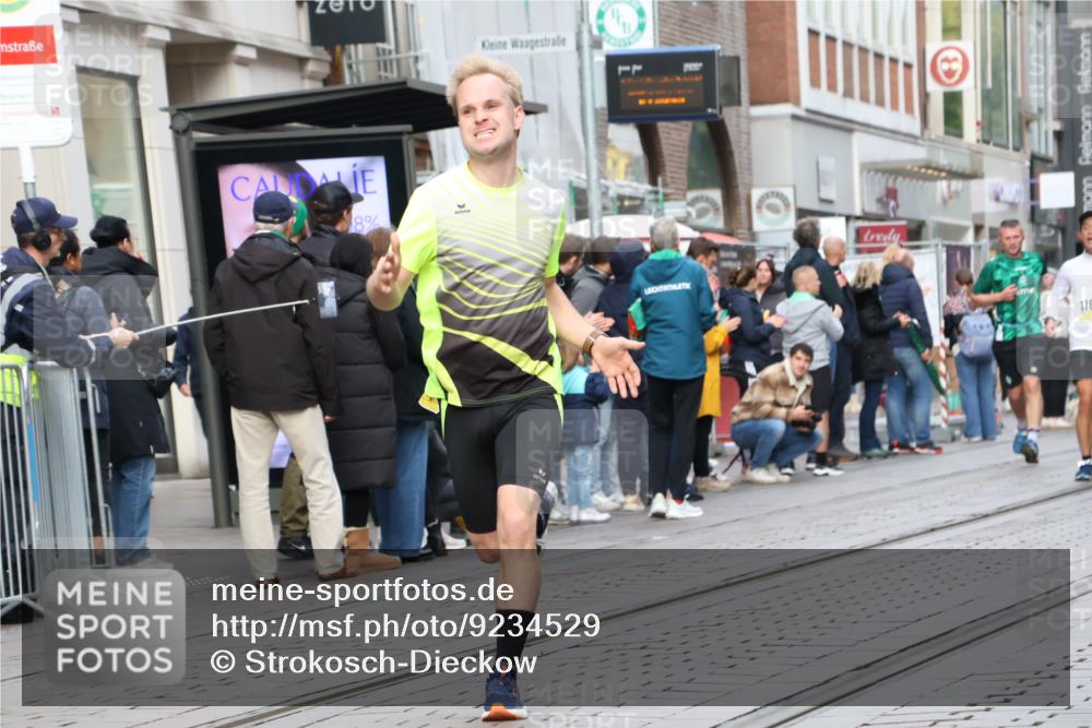 05.10.2025 - 20. swb-Marathon Bremen Strokosch-Dieckow http://msf.ph/oto/9234529 05.10.2025 10:43:35 Ziel 9170, 9270, 9614, 9865, 9919, 10351, 10559, 10652, 10780, 11256, 11316, 11503, 11683, 9170, 9270, 9614, 9865, 9919, 10351, 10559, 10652, 10780, 11256, 11316, 11503, 11683 meine-sportfotos.de