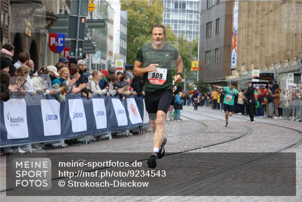 05.10.2025 - 20. swb-Marathon Bremen Strokosch-Dieckow http://msf.ph/oto/9234543 05.10.2025 12:37:07 Ziel 909, 953 meine-sportfotos.de