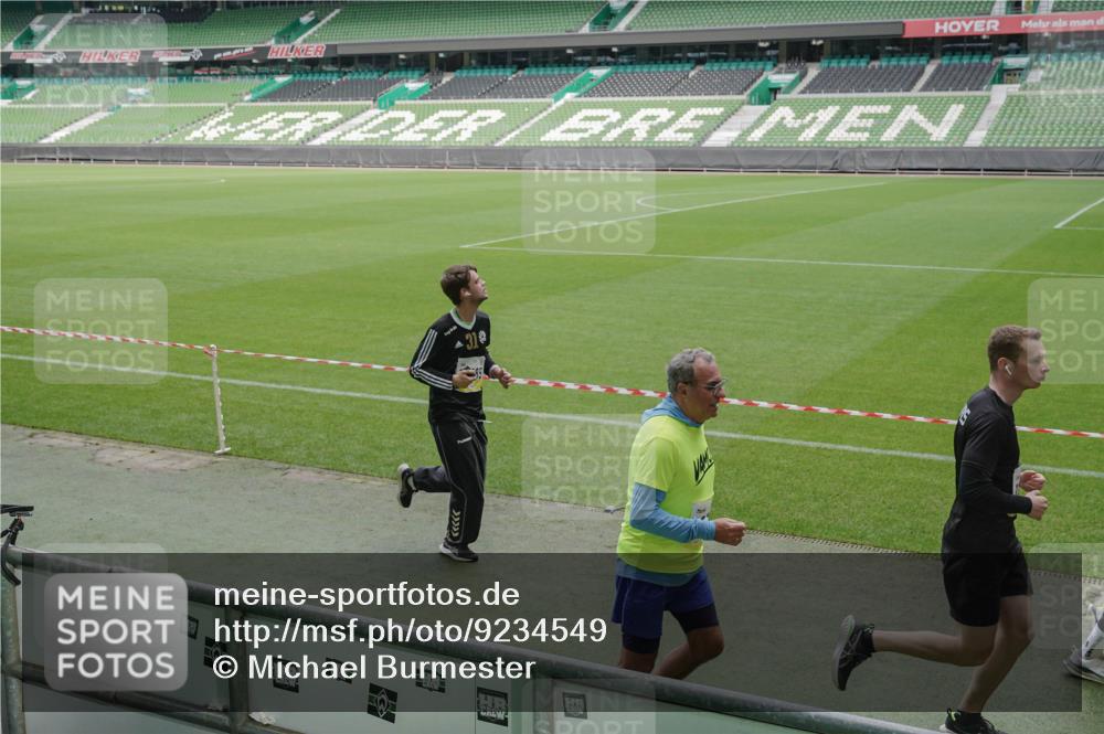 05.10.2025 - 20. swb-Marathon Bremen Michael Burmester http://msf.ph/oto/9234549 05.10.2025 10:32:01 Laufen im Stadion 7193, 8118, 8326, 8333, 8888, 9172, 9196, 9226, 9256, 9415, 9427, 9439, 9457, 9506, 9581, 9621, 9701, 9776, 9807, 9834, 9871, 9903, 9956, 10014, 10019, 10020, 10029, 10038, 10057, 10064, 10075, 10128, 10206, 10215, 10222, 10226, 10242, 10262, 10279, 10296, 10310, 10327, 10335, 10369, 10438, 10460, 10468, 10616, 10655, 10662, 10668, 10698, 10719, 10743, 10785, 7251, 9004, 9252, 9267, 9287, 9337, 9431, 9457 meine-sportfotos.de