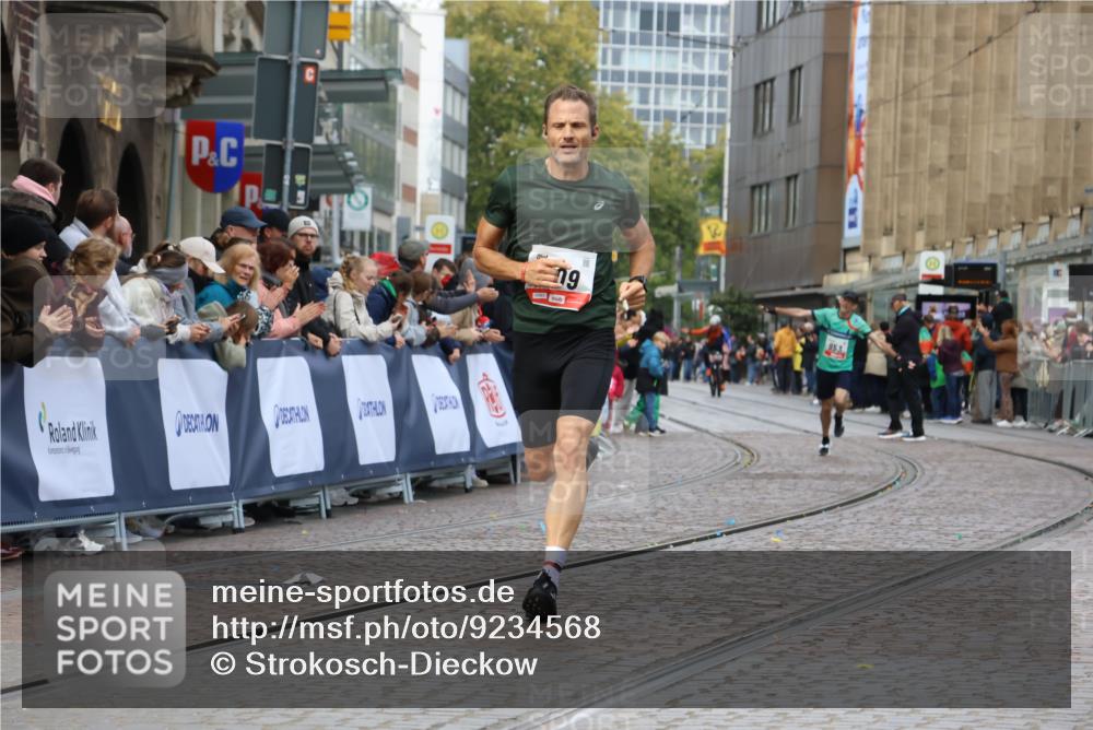 05.10.2025 - 20. swb-Marathon Bremen Strokosch-Dieckow http://msf.ph/oto/9234568 05.10.2025 12:37:07 Ziel 909, 953 meine-sportfotos.de