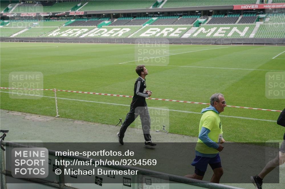 05.10.2025 - 20. swb-Marathon Bremen Michael Burmester http://msf.ph/oto/9234569 05.10.2025 10:32:01 Laufen im Stadion 7193, 8118, 8326, 8333, 8888, 9172, 9196, 9226, 9256, 9415, 9427, 9439, 9457, 9506, 9581, 9621, 9701, 9776, 9807, 9834, 9871, 9903, 9956, 10014, 10019, 10020, 10029, 10038, 10057, 10064, 10075, 10128, 10206, 10215, 10222, 10226, 10242, 10262, 10279, 10296, 10310, 10327, 10335, 10369, 10438, 10460, 10468, 10616, 10655, 10662, 10668, 10698, 10719, 10743, 10785, 7251, 9004, 9252, 9267, 9287, 9337, 9431, 9457 meine-sportfotos.de