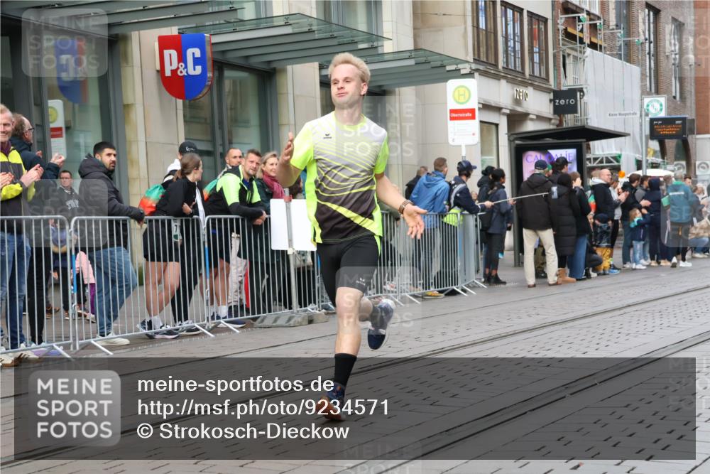 05.10.2025 - 20. swb-Marathon Bremen Strokosch-Dieckow http://msf.ph/oto/9234571 05.10.2025 10:43:36 Ziel 9170, 9270, 9614, 9865, 9919, 10351, 10559, 10652, 10780, 11256, 11316, 11503, 11683, 9170, 9270, 9614, 9865, 9919, 10351, 10559, 10652, 10780, 11256, 11316, 11503, 11683 meine-sportfotos.de