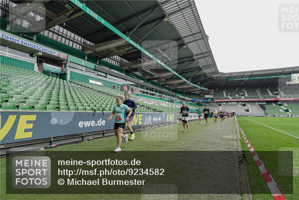 05.10.2025 - 20. swb-Marathon Bremen Michael Burmester http://msf.ph/oto/9234582 05.10.2025 12:58:40 Laufen im Stadion 90, 586, 726, 846, 963, 988, 1229, 1503, 1619, 1716, 2158, 2496, 2648, 2734, 2821, 2893, 2922, 3141, 3252, 3254, 3373, 3467, 3573, 3602, 3615, 3791, 4095, 4113, 4389, 4446, 4522, 4709, 4783, 4967, 5163, 5214, 5261, 5313, 5722, 5808, 5878, 5917, 6007, 6113, 6326, 6561, 6624, 6672, 6675, 6676, 6944, 7038, 7311, 7312, 7813, 7976, 8091, 8113, 8328, 8355, 8379, 8539, 8576, 8972, 9112, 9151, 415, 2234, 2240, 2662, 3977, 4102, 7731, 7911 meine-sportfotos.de