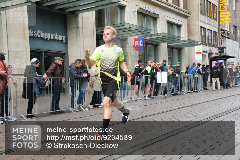 05.10.2025 - 20. swb-Marathon Bremen Strokosch-Dieckow http://msf.ph/oto/9234589 05.10.2025 10:43:37 Ziel 9170, 9270, 9614, 9865, 9919, 10351, 10559, 10649, 10652, 10780, 11256, 11316, 11503, 11683, 9170, 9270, 9614, 9865, 9919, 10351, 10559, 10649, 10652, 10780, 11256, 11316, 11503, 11683 meine-sportfotos.de