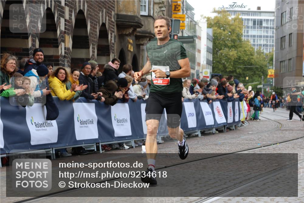 05.10.2025 - 20. swb-Marathon Bremen Strokosch-Dieckow http://msf.ph/oto/9234618 05.10.2025 12:37:08 Ziel 909, 953 meine-sportfotos.de