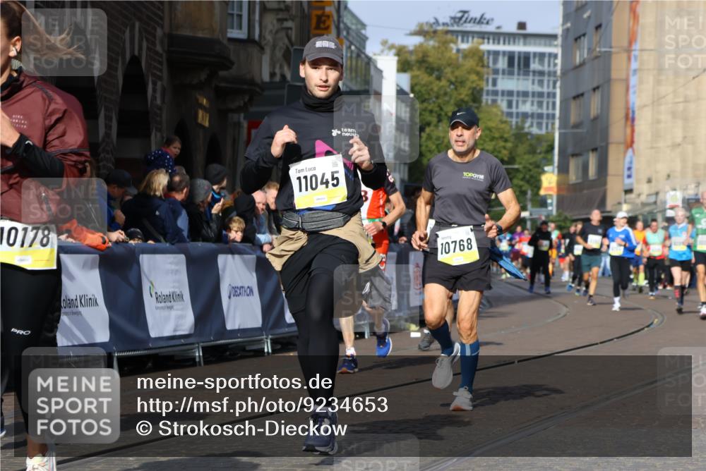 05.10.2025 - 20. swb-Marathon Bremen Strokosch-Dieckow http://msf.ph/oto/9234653 05.10.2025 10:54:34 Ziel 9367, 10174, 10178, 10296, 10768, 11045, 11089, 11321, 11694 meine-sportfotos.de