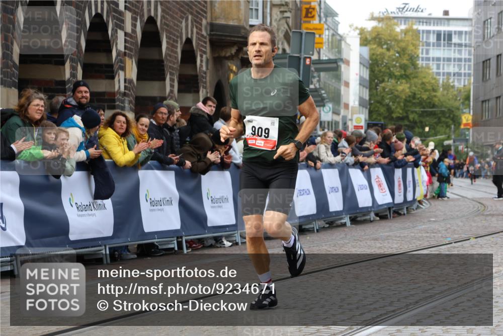 05.10.2025 - 20. swb-Marathon Bremen Strokosch-Dieckow http://msf.ph/oto/9234671 05.10.2025 12:37:08 Ziel 909, 953 meine-sportfotos.de