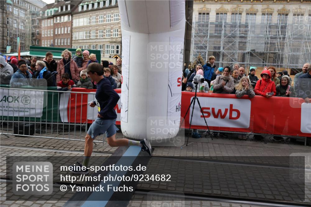 05.10.2025 - 20. swb-Marathon Bremen Yannick Fuchs http://msf.ph/oto/9234682 05.10.2025 10:35:19 Ziel 10476, 11443 meine-sportfotos.de