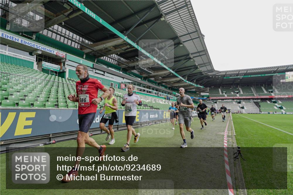 05.10.2025 - 20. swb-Marathon Bremen Michael Burmester http://msf.ph/oto/9234689 05.10.2025 12:58:56 Laufen im Stadion 219, 586, 667, 726, 988, 1229, 1503, 1516, 1619, 1716, 1843, 1854, 2496, 2663, 2734, 2797, 2922, 2941, 3141, 3252, 3254, 3467, 3573, 3615, 3791, 4095, 4113, 4486, 4522, 4709, 4783, 4827, 4909, 4967, 5123, 5214, 5261, 5530, 5584, 5722, 5808, 5878, 5891, 6007, 6030, 6113, 6374, 6561, 6624, 6672, 6675, 6676, 6882, 6944, 7038, 7169, 7185, 7262, 7311, 7312, 7550, 7813, 7976, 8214, 8247, 8355, 8379, 8539, 8972, 9024, 9112, 10526, 90, 846, 2158, 2648, 2893, 4389, 4446, 5313 meine-sportfotos.de
