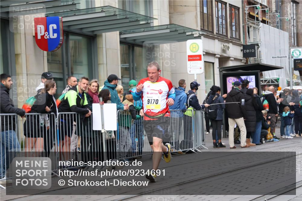 05.10.2025 - 20. swb-Marathon Bremen Strokosch-Dieckow http://msf.ph/oto/9234691 05.10.2025 10:43:44 Ziel 9170, 9614, 9865, 9919, 10044, 10348, 10351, 10649, 10652, 10780, 10816, 11256, 11316, 11503, 11645, 11648, 11683, 9170, 9614, 9865, 9919, 10044, 10348, 10351, 10649, 10652, 10780, 10816, 11256, 11316, 11503, 11645, 11648, 11683 meine-sportfotos.de